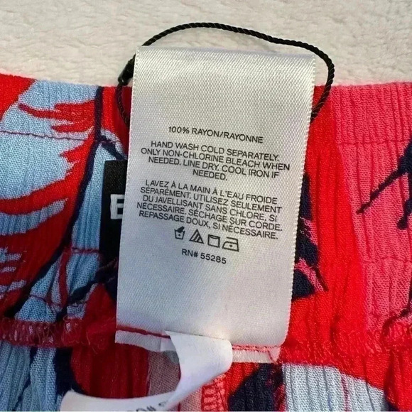 NWOT Express Women’s Red/Blue Tropical Print Rayon Shorts High Rise Size M - Picture 4 of 8